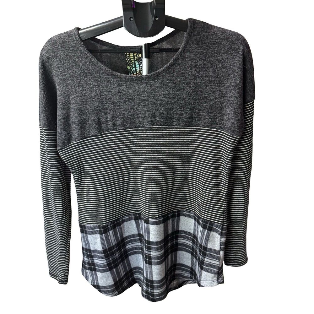 Signature studio womans Top Multicolor contrasting Accent Colors lace accent Med
